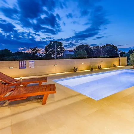 Holiday home Gorgeous In Valbandon